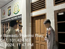 Personel Subsatgas PAM 24 Jam Siaga Pengamanan di Kantor Bawaslu Riau