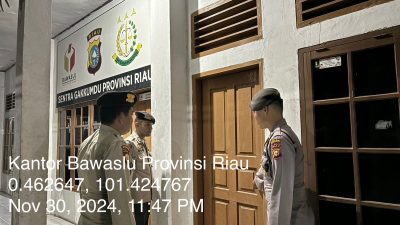 Personel Subsatgas PAM 24 Jam Siaga Pengamanan di Kantor Bawaslu Riau