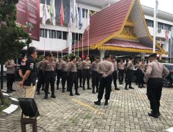 Personel Subsatgas PAM, Siaga Siang Malam di Kantor KPU dan Bawaslu Riau