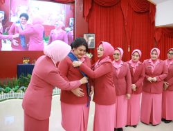 Serah Terima Jabatan Wakil Ketua Bhayangkari Daerah Riau Diselimuti Rasa Haru