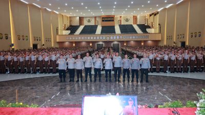 Kadivhumas Berikan Pin Brivet Kepada 10 Taruna Akpol Dengan Nilai Sertifikasi Kehumasan Terbaik