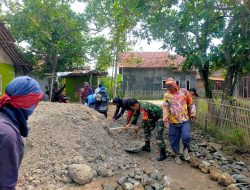 Atasi Genangan, Babinsa dan Warga Perbaiki Jalan di Karang Segar