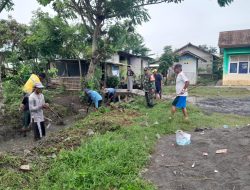 Antisipasi Musim Hujan, Babinsa dan Warga Pebayuran Gelar Gotong Royong