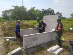 Kehadiran Babinsa di Tengah Warga: Gotong Royong Bangun Gardu TPU di Kampung Telukhaur