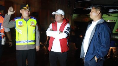 Kapolres Bersama Bupati Pelalawan Pantau Situasi Banjir dan Arus Lalin di Jalintim