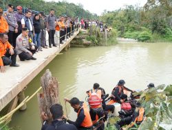 Selidiki Truk Masuk Sungai, Kapolda Riau Tinjau TKP Kecelakaan di Sungai Segati