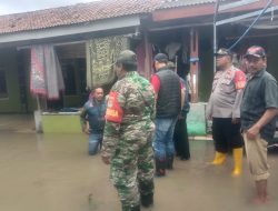 Babinsa Bersama Polsek Pebayuran Kawal Penanganan Banjir