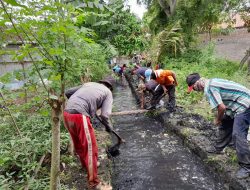 Cegah Banjir, Babinsa dan Warga Bantarjaya Gotong Royong Bersihkan Saluran Air