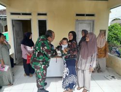 Babinsa Koramil 11/Pebayuran Dampingi Kegiatan Posyandu di Desa Karangharja