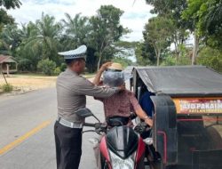 Satlantas Polres Rohil Bagikan Helm dan Kaos ke Warga Yang Patuh Aturan Lalin