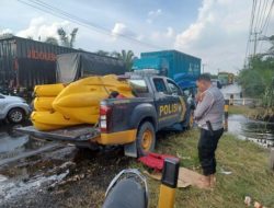 Ditengah Kesibukan Mengatur Lalin di Lokasi Banjir, Personil Satlantas Tetap Menunaikan Ibadah