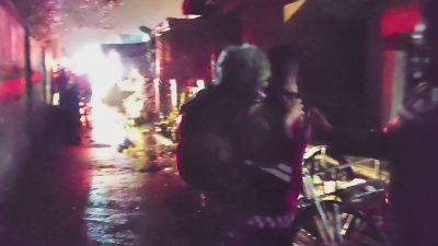 Personil Samapta Polres Dumai Evakuasi Lansia Korban Kebakaran di Gang Pembaruan