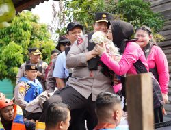 Kapolda Riau Tinjau Warga Terdampak Banjir di Jalan Yos Sudarso Rumbai