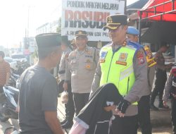 Pastikan Situasi Kondusif, Kapolres Pelalawan Patroli Jalan Kaki di Pasar Ramadhan