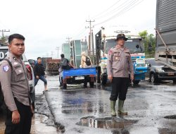 Pastikan Arus Lalin Lancar, Kapolres Pelalawan Turun ke Lokasi Banjir KM 83 Desa Kemang