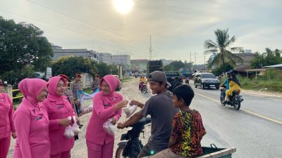 Wujud Kebersamaan Bersama Masyarakat, Polres Rohil dan Bhayangkari Bagikan Takjil di Mapolsek Tanah Putih