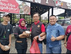 Kali Ini 200 Pcs Makanan Takjil Dibagikan Oleh DPC FRN Kabupaten Tangerang di Pasar Kemis