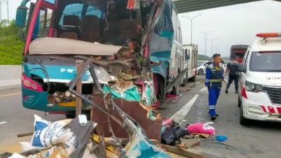 Bus PMTOH Tabrak Truk Tronton di Tol Pekanbaru-Dumai, 1 Tewas