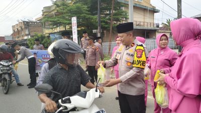 Polres Kuansing Bagikan Takjil Gratis Dalam Rangka Ops Tertib Ramadhan LK 2025