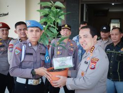 Tanam Pohon dan Tinjau Fasilitas Keamanan, Kapolresta Pekanbaru Kunjungi Mapolsek Rumbai Pesisir