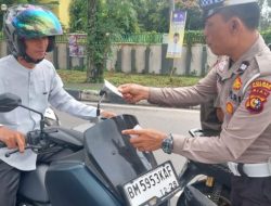 Lakukan Kampanye Keselamatan, Satlantas Polres Kuansing Bagikan Brosur dan Stiker Tertib Berlalu Lintas