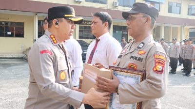 Kapolresta Pekanbaru Berikan Penghargaan kepada Personel Berprestasi