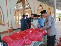 Peduli Sesama, Polres Pelalawan Bagikan Ratusan Paket Nasi Kotak