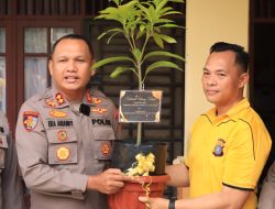 Beri Kado Spesial Ulang Tahun Kapolres Siak, Kapolda Riau: Bibit Pohon untuk Warisan Hijau Masa Depan