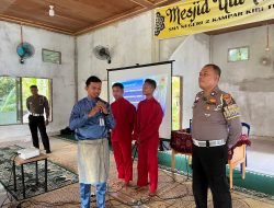Satlantas Polres Kampar Berikan Edukasi dan Helm SNI Kepada Siswa SMA Negeri 2 Kampar Kiri Tengah