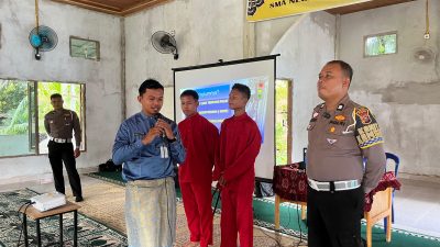 Satlantas Polres Kampar Berikan Edukasi dan Helm SNI Kepada Siswa SMA Negeri 2 Kampar Kiri Tengah