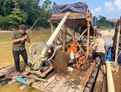 Beroperasi di Aliran Sungai Kuantan, Polsek Cerenti Bakar 10 Rakit PETI di Tiga Desa