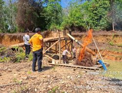 Polsek Pangean Tindak Tegas Aktivitas Peti di Desa Tanah Bekali, Tiga Unit Rakit Dimusnahkan