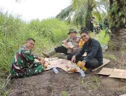 Bersama Wabup dan Dandim 0321, Kapolres Rohil Berjibaku Padamkan Karhutla di Bangko Permata