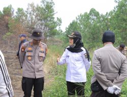 Tunjukkan Kebersamaan dan Kepemimpinan, Kapolres Kampar Pimpin Langsung Penanganan Kebakaran Lahan di Tapung