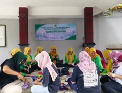 Tingkatkan Keterampilan, Warga Binaan Lapas Tulungagung Mendapat Pelatihan Pembuatan Sandal