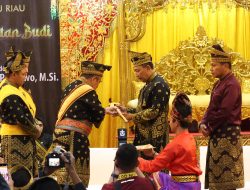 Kapolri Terima Anugerah Adat Ingatan Budi dari LAM Riau