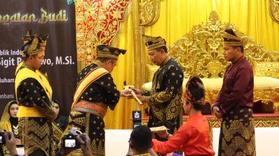 Kapolri Terima Anugerah Adat Ingatan Budi dari LAM Riau