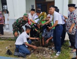 Tutup MPLS, Babinsa Koramil 03 Cabangbungin Ajak Siswa SMAN 1 Muaragembong Tanam Pohon