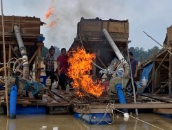 Polsek Cerenti Tindak Tegas Aktivitas PETI di Sungai Batang Kuantan, Tiga Rakit Dimusnahkan