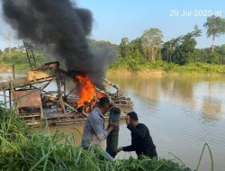 Polsek Kuantan Mudik Tertibkan Dua Rakit PETI di Sungai Batang Tiu