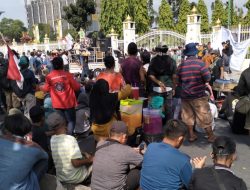 Tolak Relokasi, Ribuan Massa AMMP Gelar Aksi di Kantor Gubernur