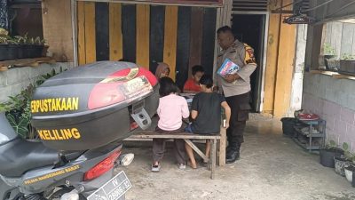Bhabinkamtibmas Desa Merangin Gelar Perpustakaan Keliling, Ajak Anak-anak Gemar Membaca