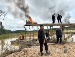 Polsek Kuantan Hilir Bersama Brimobda Riau Tertibkan 13 Rakit PETI di Sei Kukok