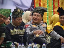 Kapolda Riau Hadiri Anugerah Gelar Kehormatan Adat Datuk Panglimo Sati Indragiri dari LAN Kuansing Kepada Gubri