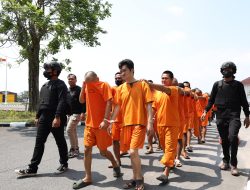 Disaksikan 34 Tersangka, Polda Riau Musnahkan 121,5 Kg Sabu