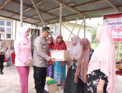 Silaturahmi Bersama Kaum Dhuafa di Rimba Melintang, Kapolres Rohil dan Bhayangkari Beri Sembako