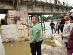 Targetkan Fungsional dalam Waktu Dekat, Gubri Wahid Tinjau Jembatan Sungai Rokan