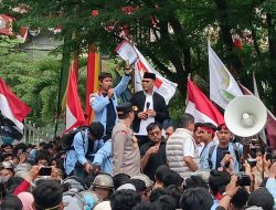 Demo Mahasiswa di DPRD Riau Berlangsung Damai, Mahasiswa dan Polisi Bersalaman