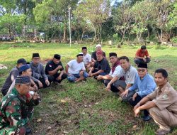 Kebersamaan TNI-Rakyat, Babinsa Hadiri Pemakaman Warga Lubangbuaya