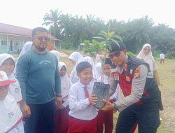 Green Policing Polres Siak Tanam Pohon di SDIT Muthamainnah, Tanamkan Kepedulian dan Cinta Lingkungan Sejak Dini